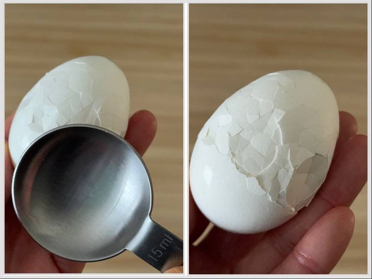 ゆで卵にヒビを入れている写真