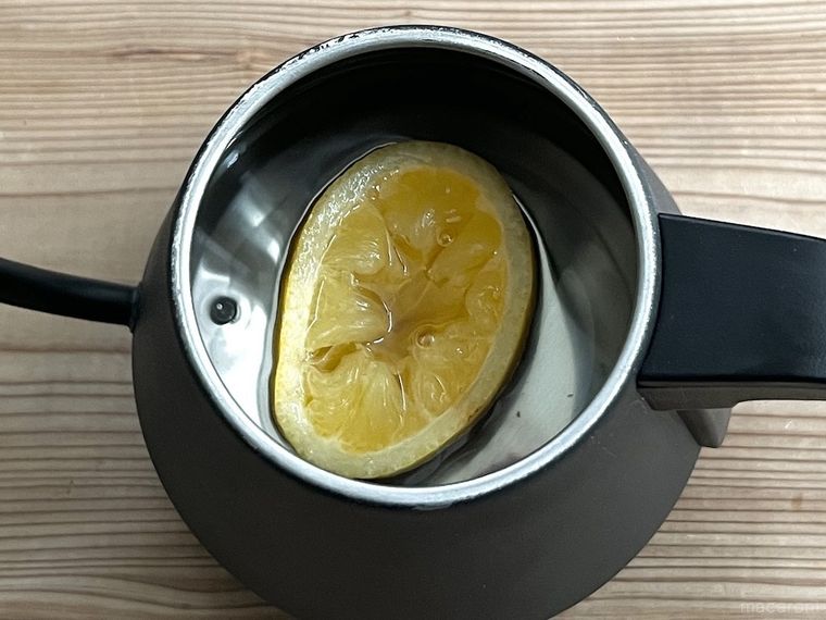 電気ケトルにレモンを入れた様子