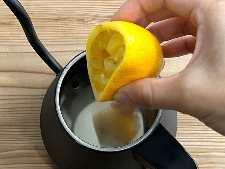 電気ケトルにレモンを入れようとしている様子