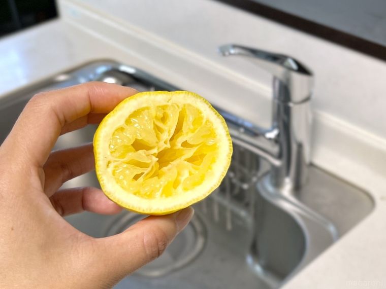 使用済みのレモンと蛇口