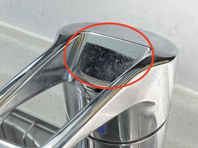 うろこ状の水垢が付いた蛇口