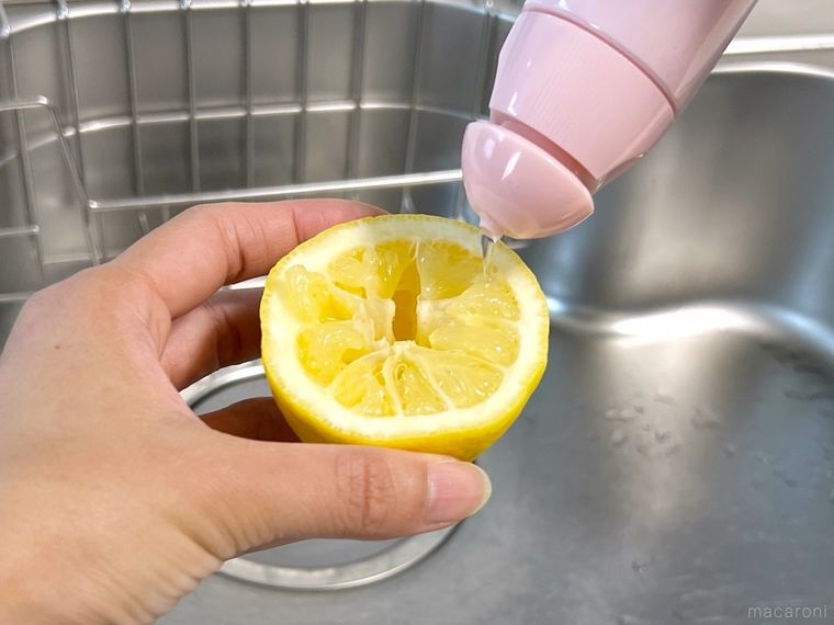 使用済みのレモンに食器用洗剤をかけている様子