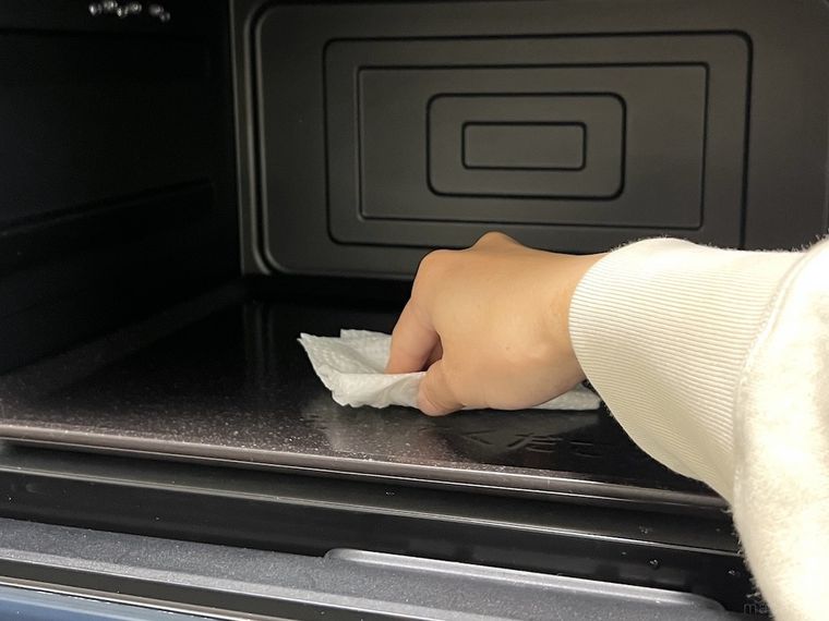 電子レンジの庫内を拭いている様子