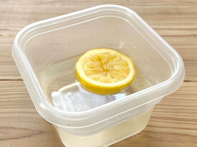 耐熱容器に水、レモン汁、レモンを入れた様子