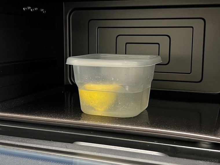 レモンと水が入った耐熱容器を電子レンジに入れた様子