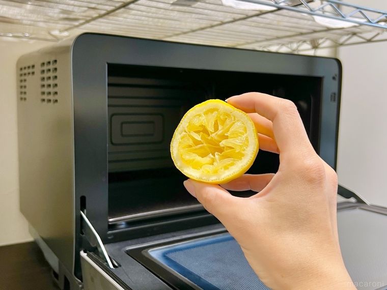 使用済みのレモンと電子レンジ