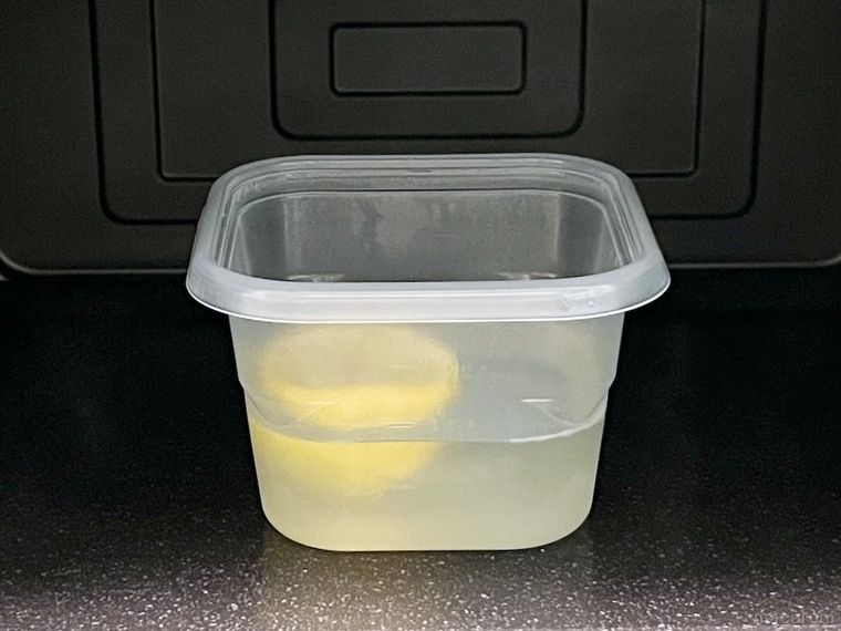 レモンと水が入った耐熱容器を電子レンジで加熱した様子