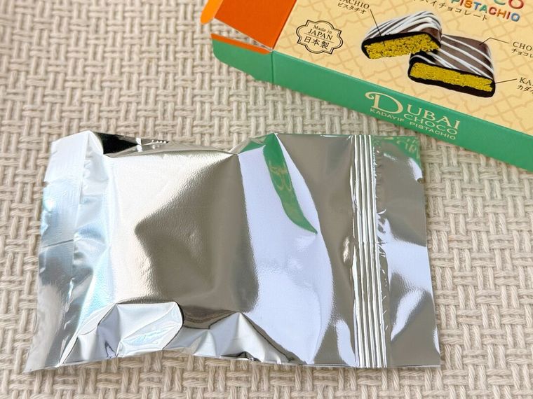 パッケージからドバイチョコを取り出した様子