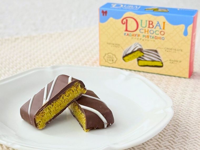 皿に盛り付けられたドバイチョコとパッケージが並んでいる様子