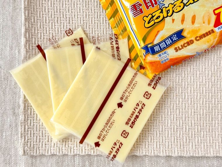 パッケージから取り出した雪印北海道バター入り とろけるスライス7枚入り