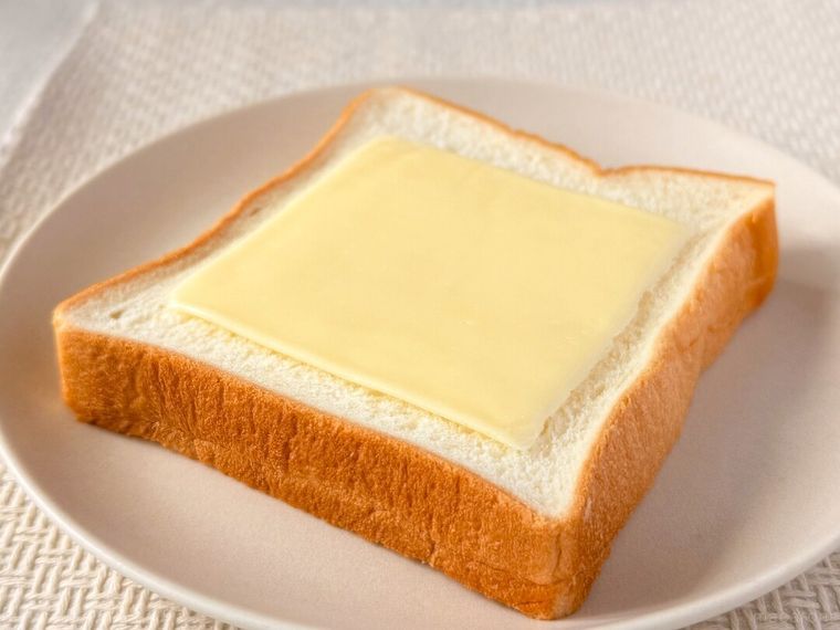 食パンに雪印北海道バター入り とろけるスライスをのせた様子