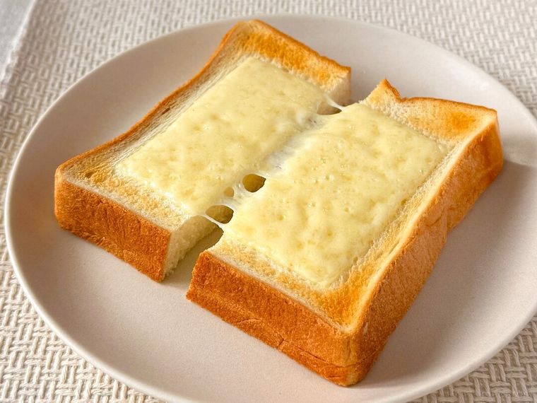 トーストした雪印北海道バター入り とろけるスライスと食パン