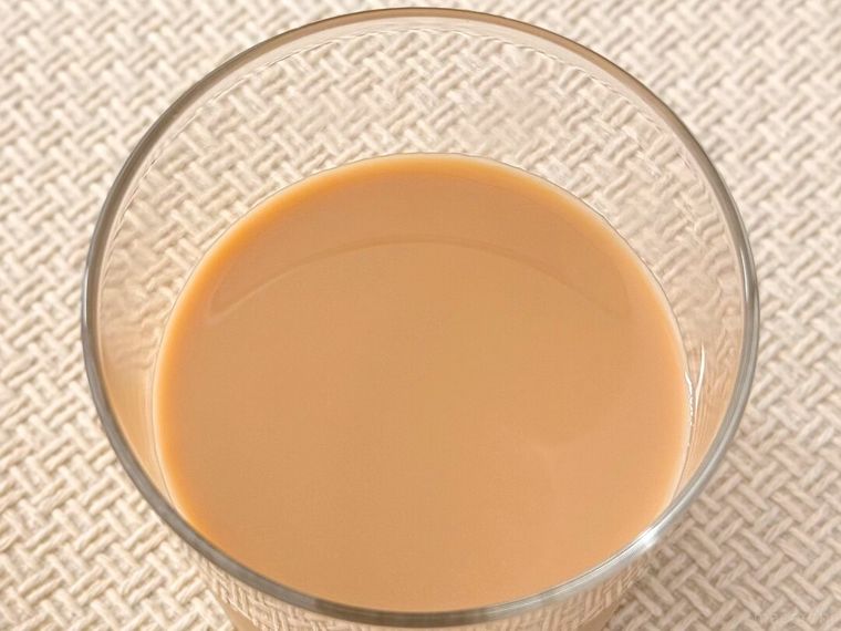 テーブルの上に置かれた「牛乳屋さんがつくった紅茶ラッテ」