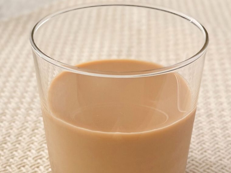 コップに注いだ「牛乳屋さんがつくった紅茶ラッテ」が置かれている様子