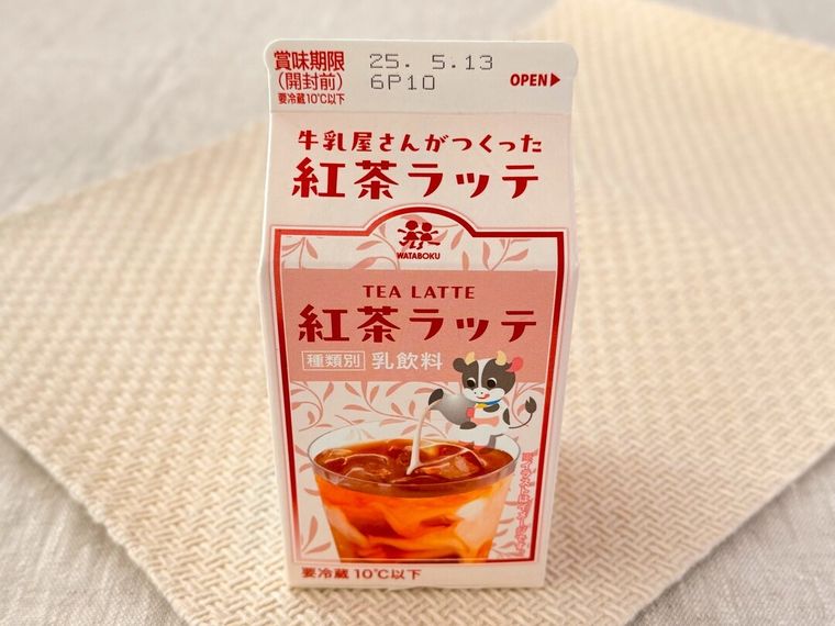 「牛乳屋さんがつくった紅茶ラッテ 500ml」のパッケージ