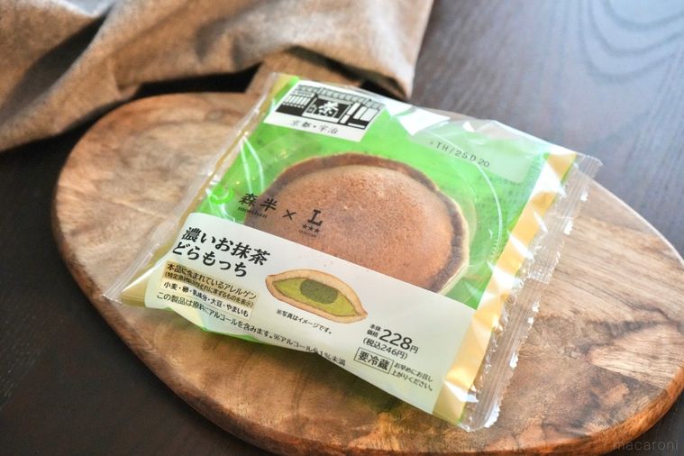 木のカッティングボードにのった老舗お茶ブランド森半コラボのどら焼きスイーツとグレーの布