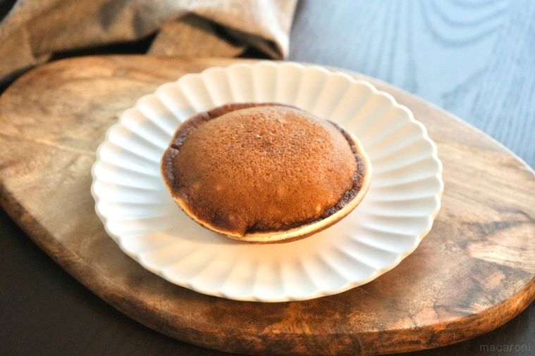 木のカッティングボードと白い皿にのった老舗お茶ブランド森半コラボのどら焼きスイーツとグレーの布