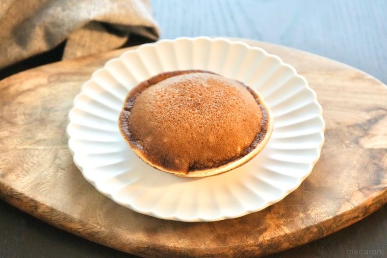 木のカッティングボードと白い皿にのった老舗お茶ブランド森半コラボのどら焼きスイーツとグレーの布