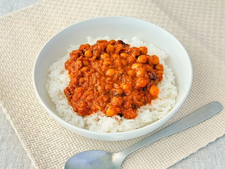 2種のひよこ豆とトマトの旨み チャナマサラカレーが盛り付けられている様子