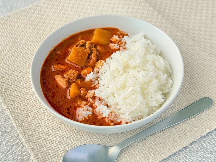 ココナッツの風味豊かなマッサマンカレーが盛り付けられている様子