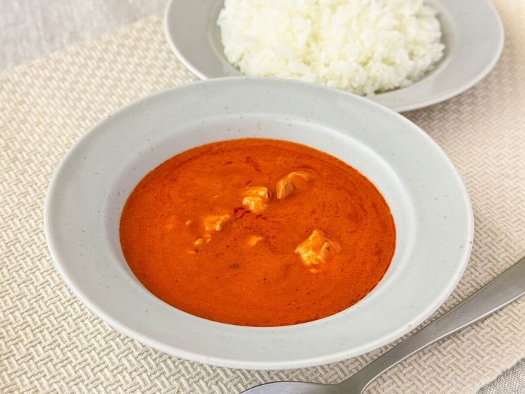 ご飯と爽やかな酸味とコク バターチキンカレーが並んでいる様子