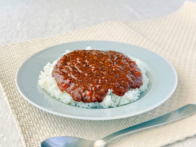 焙煎香辛料の香り立つ キーマカレーが盛り付けられている様子