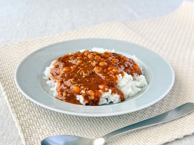  焙煎香辛料の香りきわだつ スパイシーキーマカレーが盛り付けられている様子