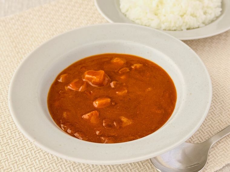 ご飯と肉の旨みとまろやか野菜 ビーフカレー辛口が並んでいる様子