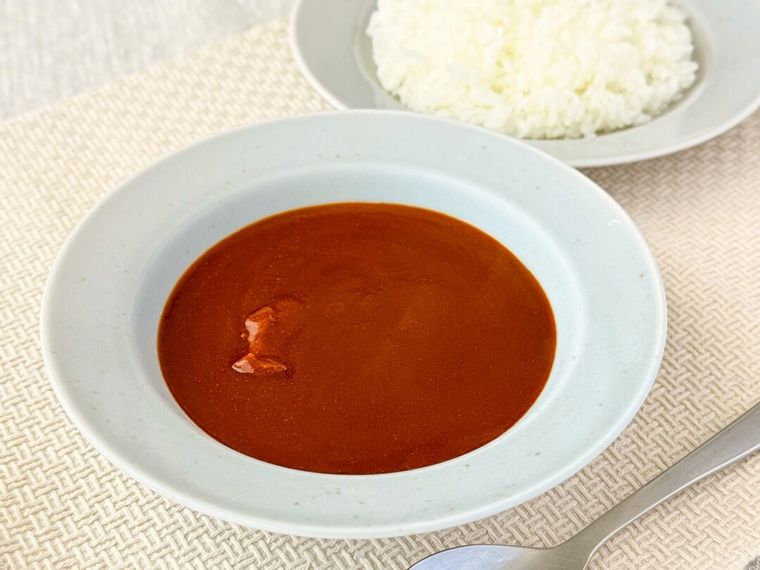 ご飯とやわらかな牛肉の味わい 欧風ビーフカレーが並んでいる様子