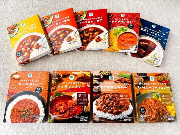 9種類のカレーのパッケージが並んでいる様子