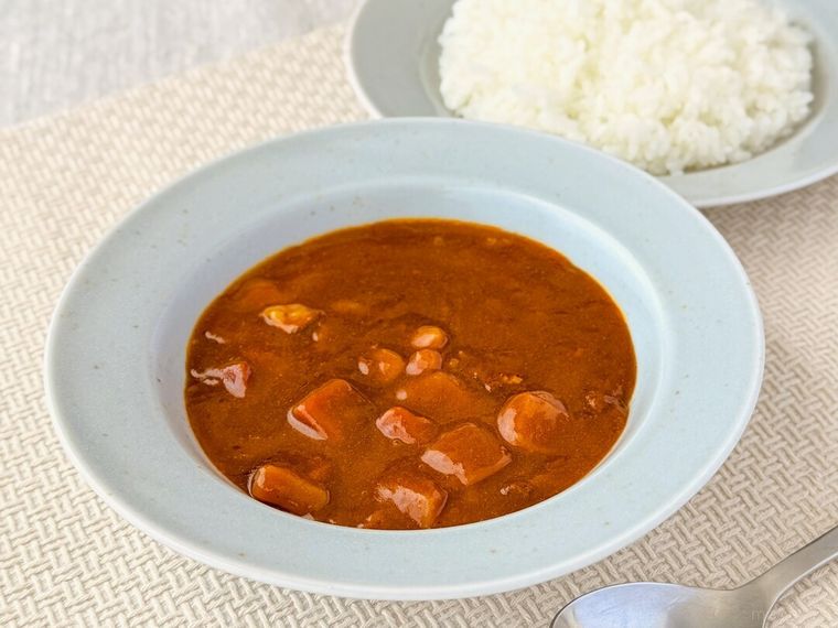 ご飯と肉の旨みとまろやか野菜ビーフカレー中辛が並んでいる様子