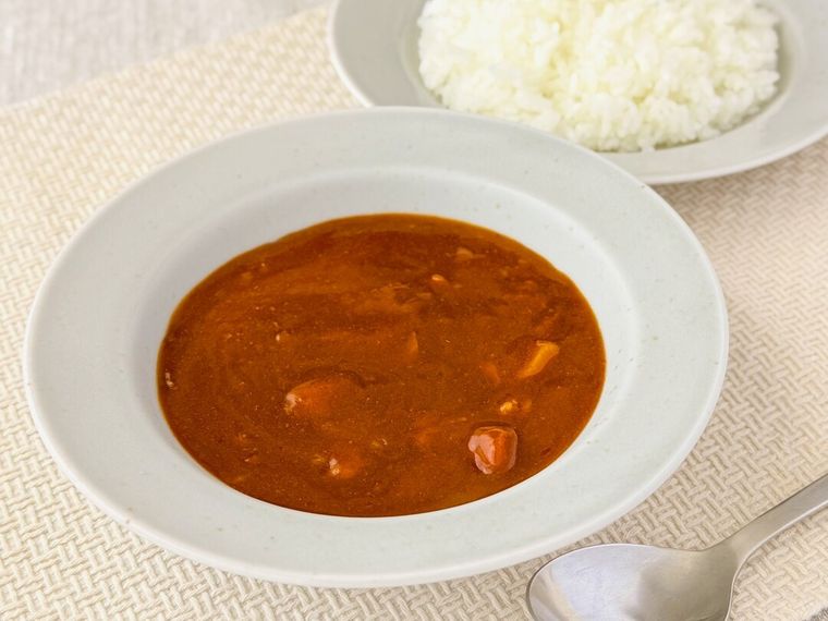 ご飯と肉の旨みとまろやか野菜 ビーフカレー甘口が並んでいる様子