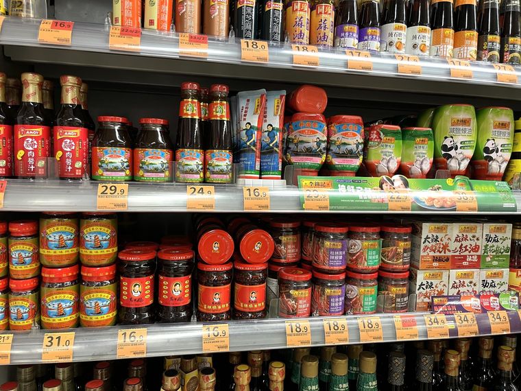スーパーに李錦記の調味料が並んでいる