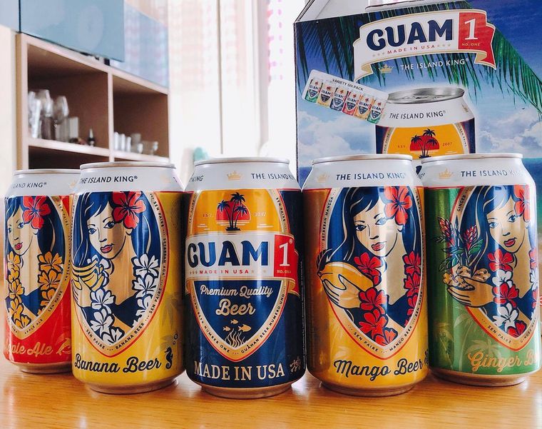 グアムのグアム1ビールが並んでいる