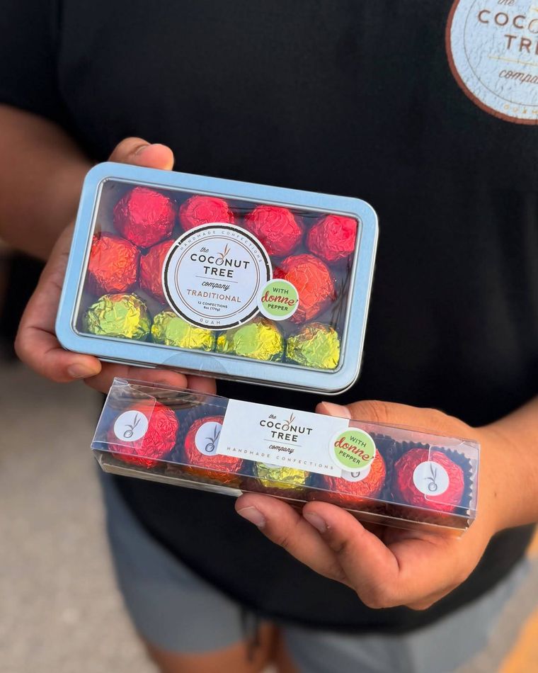 ココナッツキャンディーを持っている