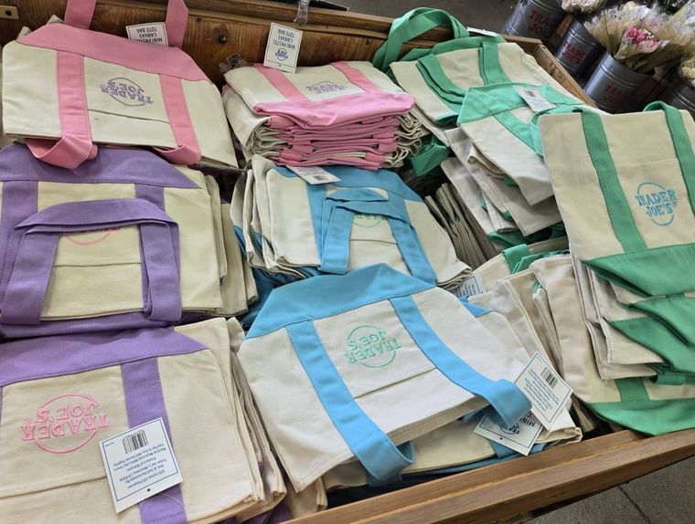 トレーダージョーズのトートバッグが詰まれている