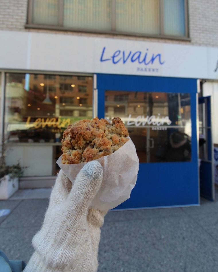 ルヴァンベーカリーのクッキーを持っている