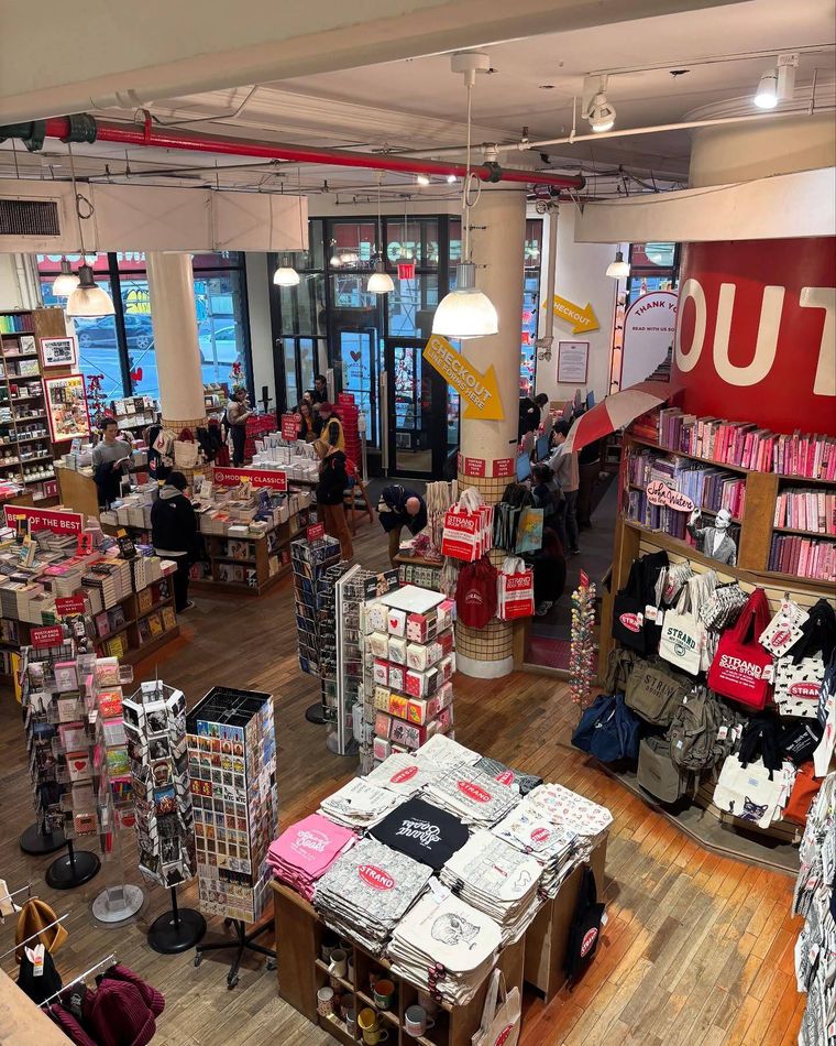 ストランドブックストアのグッズコーナー