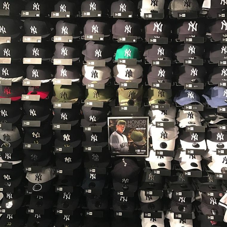 ヤンキースの帽子が並んでいる