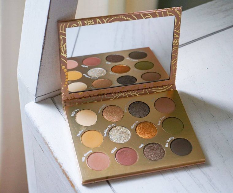 カラーポップのアイシャドウが置かれている