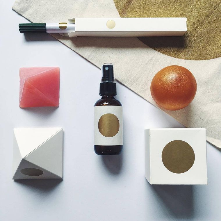 スタジオキューのせっけんやお香が並んでいる