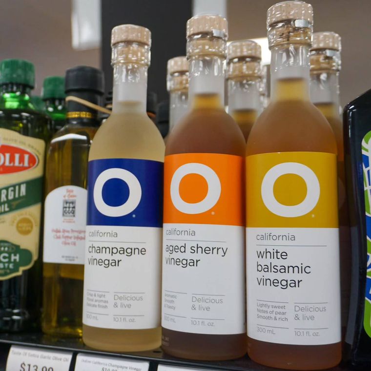 オー・オリーブオイル・アンド・ビネガーの商品が棚に並んでいる