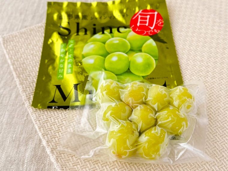 パッケージから取り出した「凍眠フルーツ シャインマスカット」