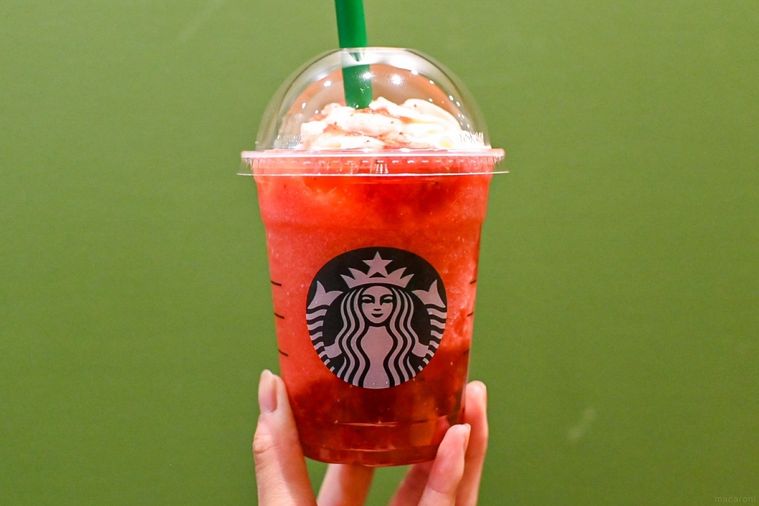 フラペチーノを持っているところ