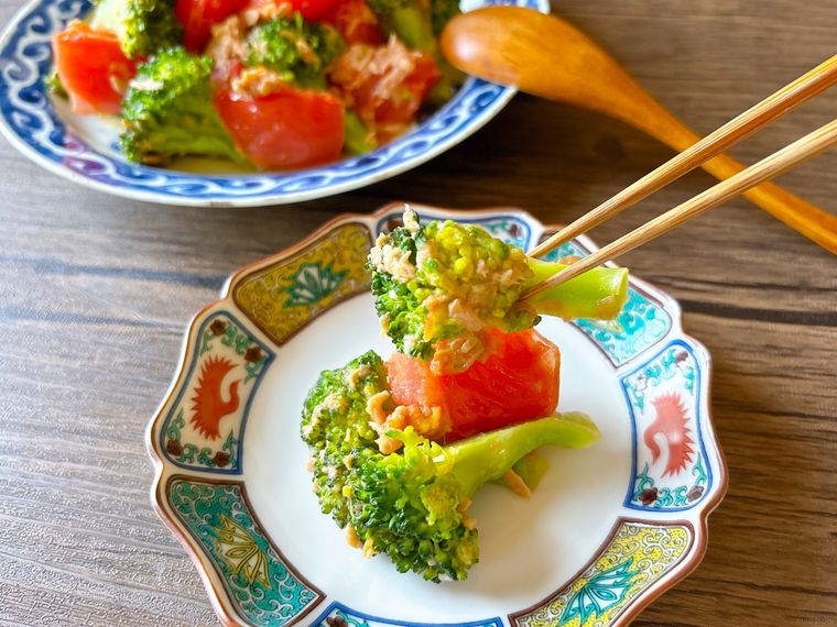 ブロッコリー、トマト、ツナの温サラダを箸で取り分ける様子