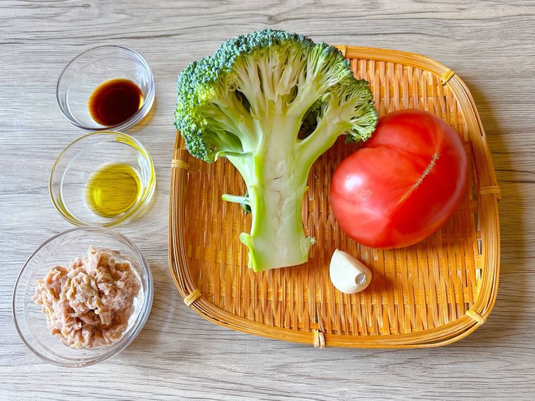 ブロッコリー、トマト、ツナの温サラダの材料