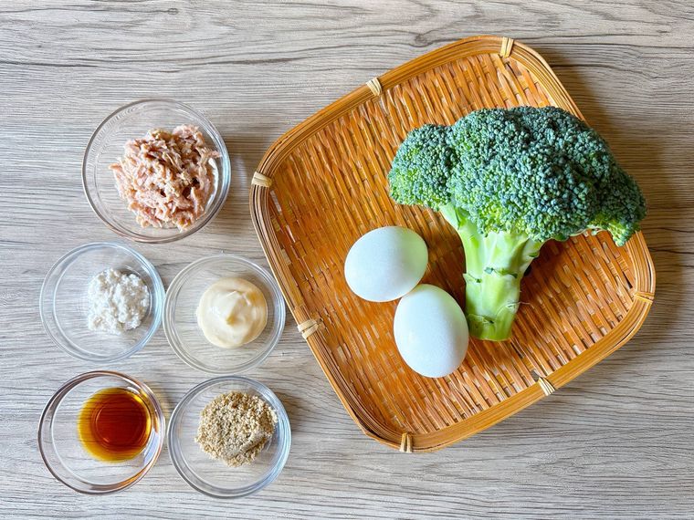 ブロッコリー、ゆで卵、ツナのサラダの材料