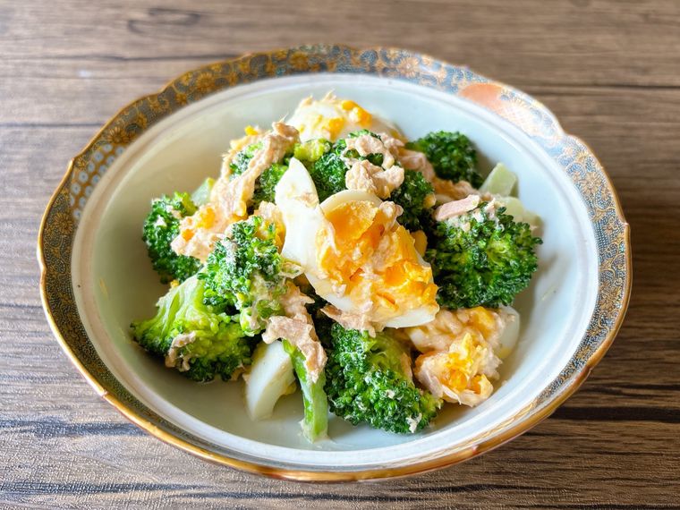 深皿に盛られたブロッコリー、ゆで卵、ツナのサラダ