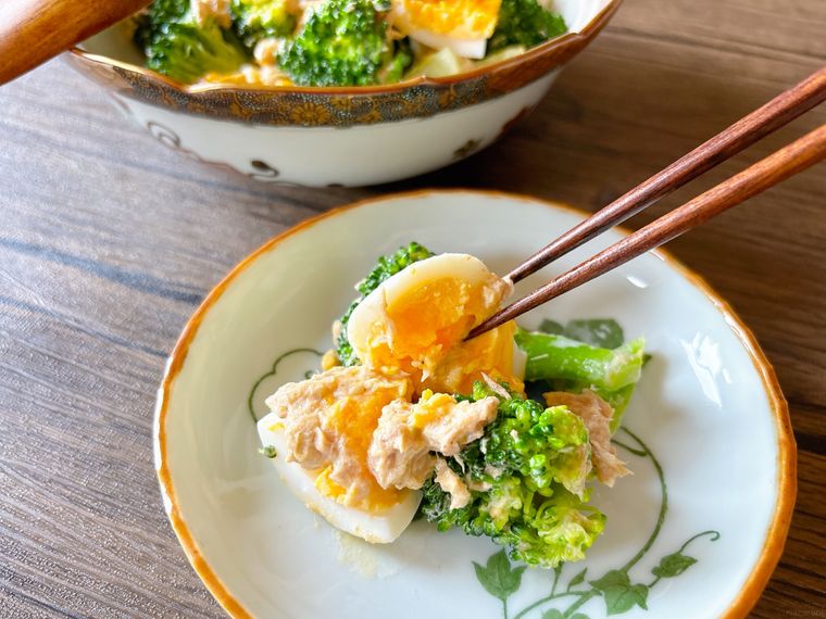 ブロッコリー、ゆで卵、ツナのサラダを箸上げする様子