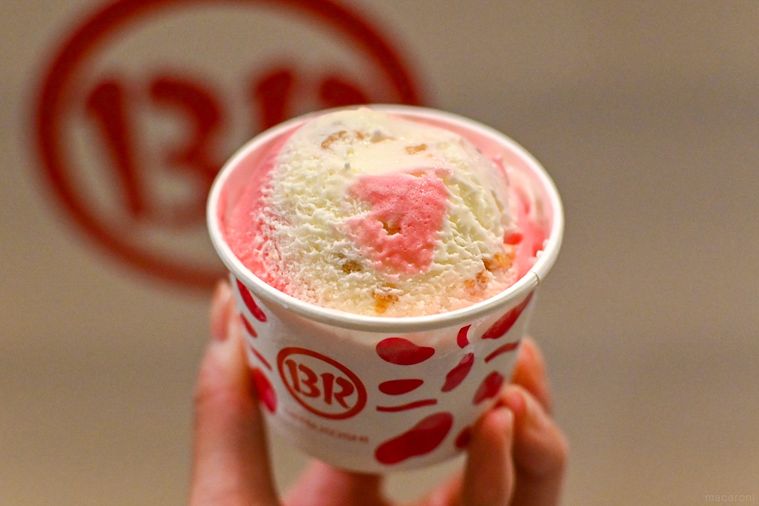 アイスを持っているところ